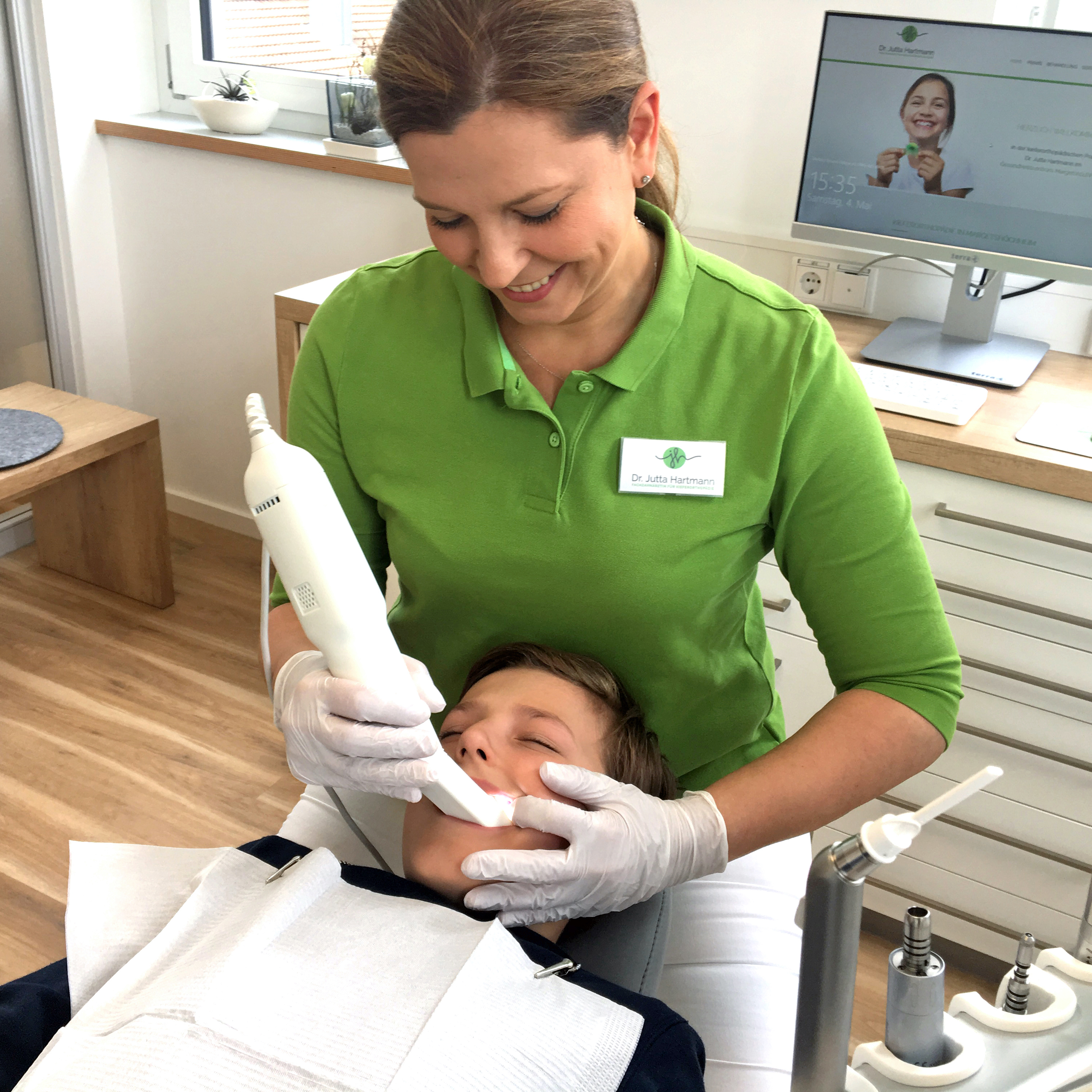 Auch für Kinder die ideale Methode zur schonenden Zahnkorrektur: Invisalign® bei Kieferorthopädin Jutta Hartmann in Margetshöchheim bei Würzburg